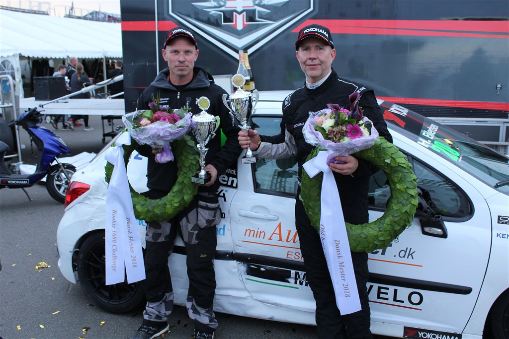 Chefmekaniker Frederik Hansen og Henrik Eilertsen med sidste års Rookie- og Oldboyspokaler
(Foto: Team Eilertsen Racing)